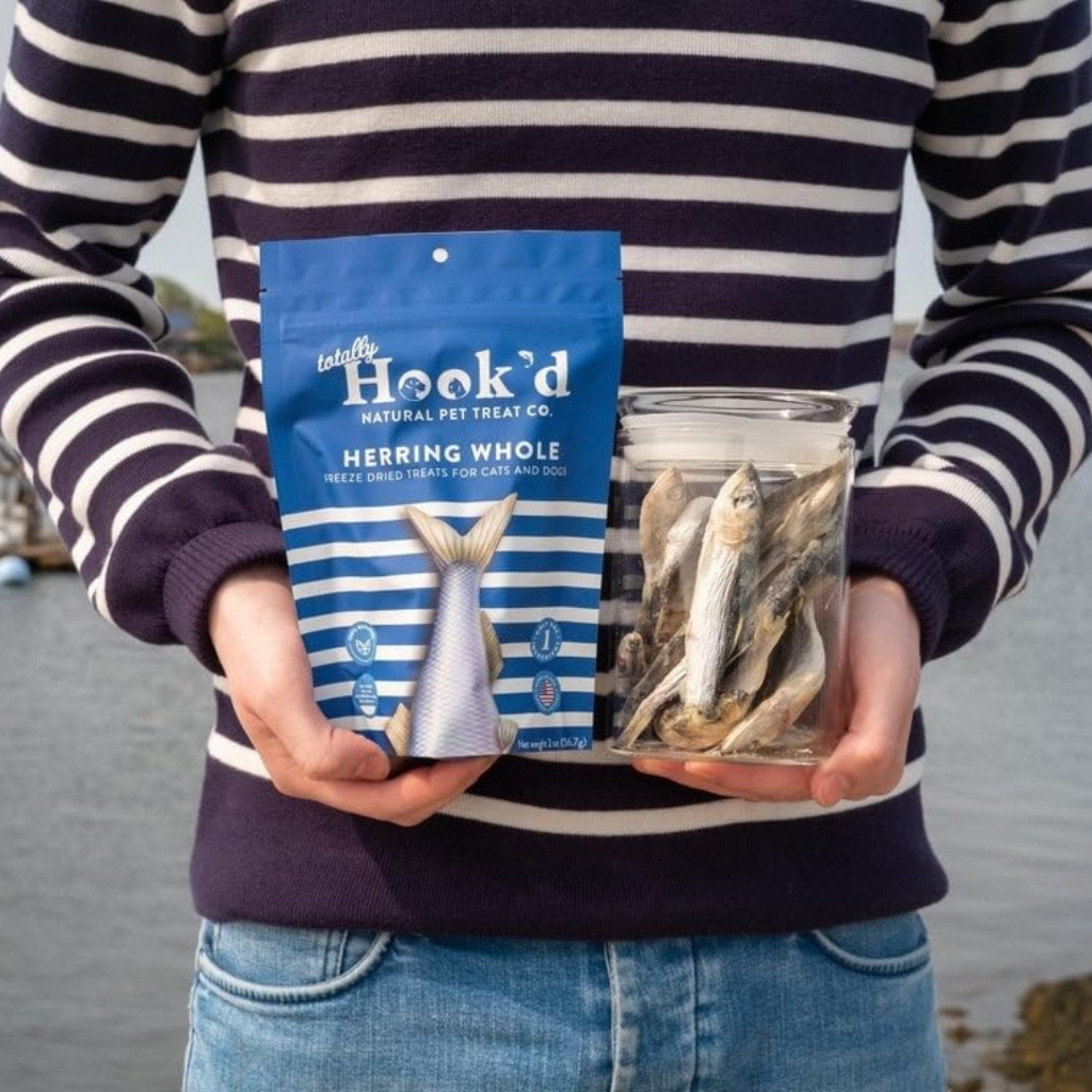 Totally Hook'd Freeze-Dried Herring Dog & Cat Treats (2 oz)